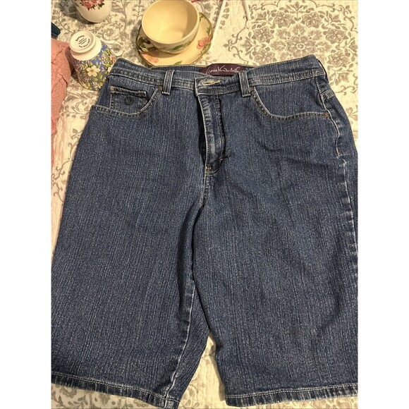 Gloria Vanderbilt denim  women short in size 10 - Picture 1 of 2
